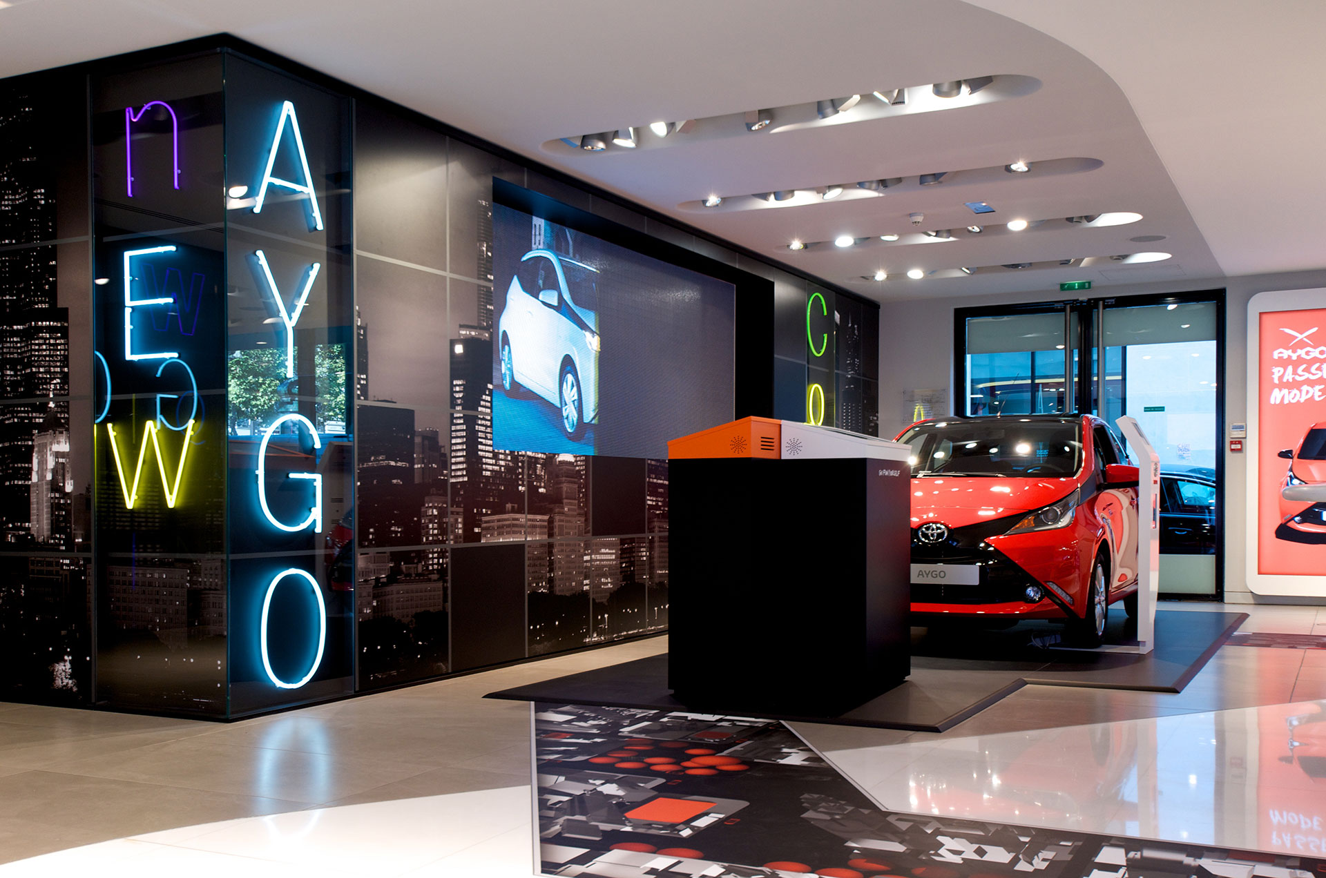 Toyota AYGO Ausstellung Showroom Paris